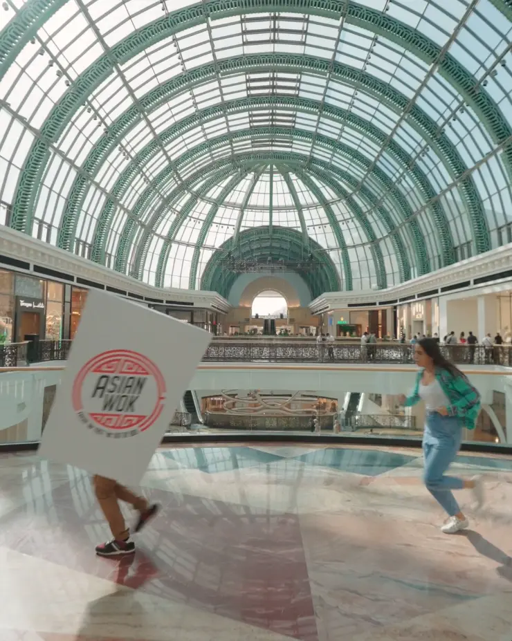 Asian Wok Wok Box Man skit: influencers chasing the wok box man through a mall